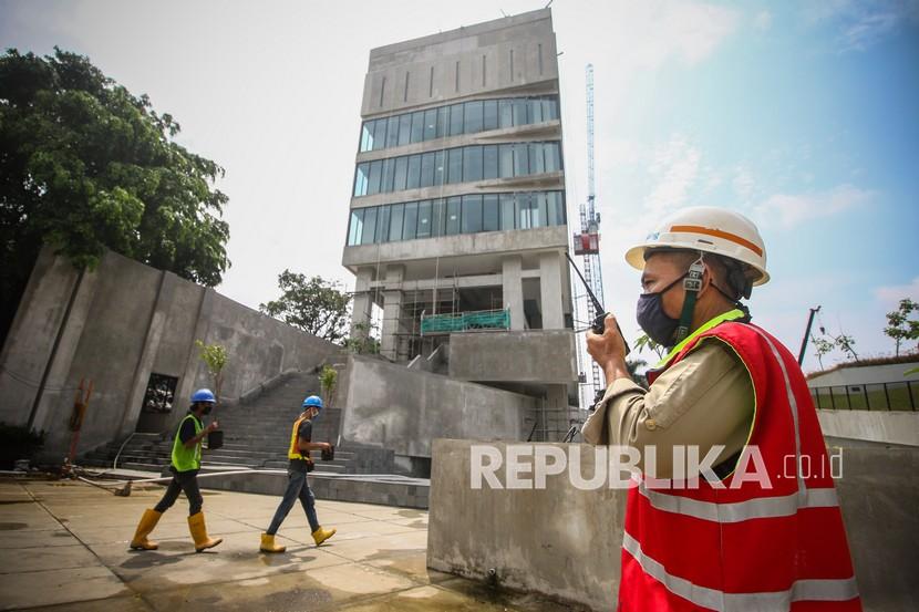 Pekerja menyelesaikan proyek revitalisasi Taman Ismail Marzuki, Cikini, Jakarta Pusat, Selasa (10/8/2021). 