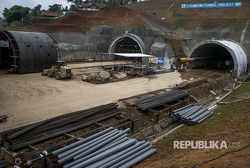 Pekerja menyelesaikan proyek Tol Cileunyi-Sumedang-Dawuan (Cisumdawu), di Rancakalong, Sumedang, Jawa Barat, Kamis (9/11). Proyek infrastruktur ini rencananya menghubungkan eksisting jalan tol Cikampek-Purwakarta-Padalarang-Cileunyi dengan tol Cikopo-Palimanan dan tol Palimanan-Kanci serta mendukung akses menuju Bandara Internasional Jawa Barat (BIJB), dan tol tersebut akan bisa dioperasikan secara menyeluruh pada tahun 2019.