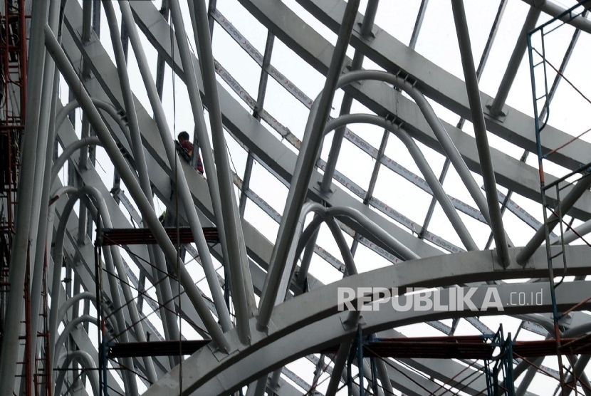 Pekerja menyelesaikan rangkaian baja saat pembangunan gedung di Jakarta, Rabu (7/9).  (Republika/ Tahta Aidilla)