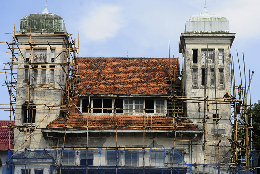 Pekerja menyelesaikan renovasi gedung di Kawasan Kota Tua Jakarta, Senin (28/12).