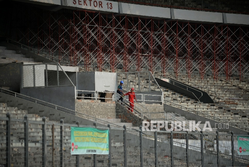 Pekerja menyelesaikan renovasi Stadion Utama Gelora Bung Karno (GBK), Jakarta, Selasa (18/10). Renovasi yang ditargetkan rampung pada oktober 2017 mendatang tersebut untuk menunjang perhelatan Asian Games 2018 di Jakarta dan Sumatera Selatan