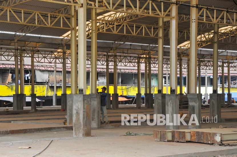 Pekerja menyelesaikan revitalisasi Pasar Induk Cibitung di Kabupaten Bekasi, Jawa Barat, Kamis (31/3/2022). Progres revitalisasi Pasar Induk Cibitung yang menggunakan anggaran Rp190 miliar tersebut telah mencapai 80 persen dan ditargetkan selesai pada akhir 2022.