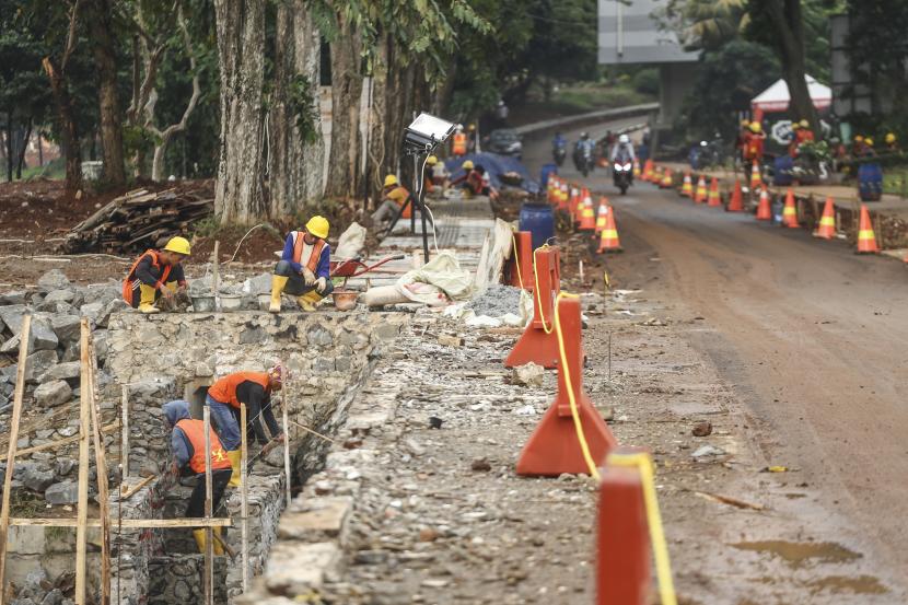 Pekerja menyelesaikan revitalisasi trotoar di kawasan Taman Mini Indonesia Indah, (ilustrasi).