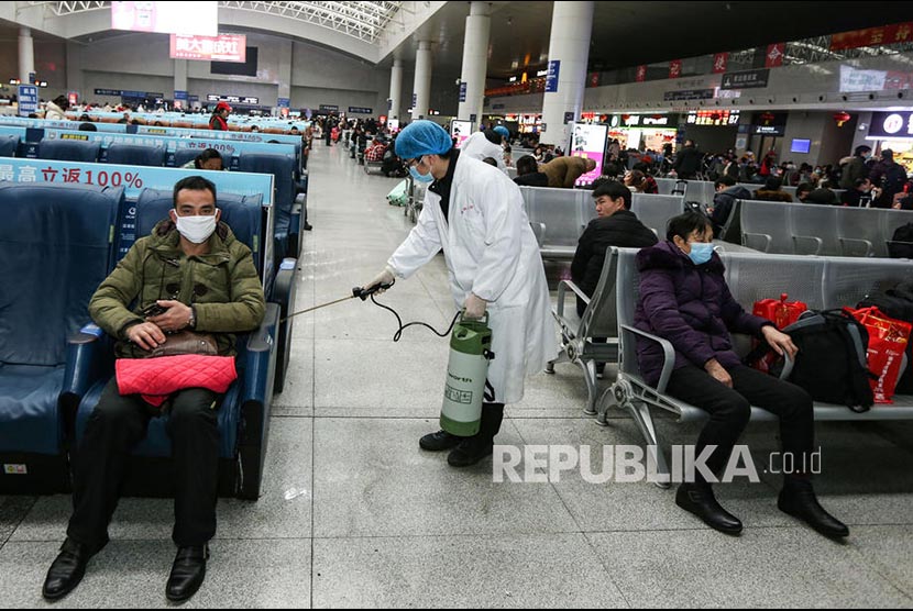 Pekerja menyemprotkan desinfektan di ruang tunggu Stasiun Nanchang City, Provinsi Jiangxi mengantisipasi wabah virus corona, ilustrasi.