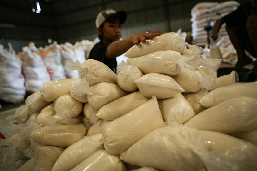 Pekerja menyiapkan gula pasir untuk disalurkan ke operasi pasar dan penyaluran Bantuan Pangan Non Tunai (BPNT) di Gudang Perum Bulog Sub Divisi Regional Tangerang, Kota Tangerang, Banten, Jumat (3/4). Asosiasi Gula Rafinasi Indonesia (AGRI) mendapat penugasan untuk mengolah gula kristal rafinasi (GKR) milik industri menjadi gula kristal putih (GKP) sebanyak 250 ribu ton. Hal itu dilakukan dalam upaya stabilisasi harga.
