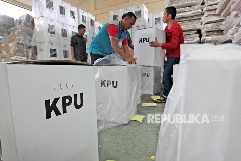 Pekerja menyiapkan kotak surat suara Pilkada untuk didistribusikan di Gudang logistik KPU Medan, Sumatera Utara, Jumat (22/6).