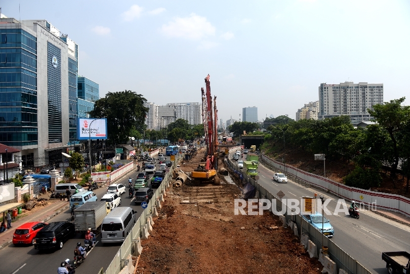 Pekerja menyiapkan pengerjaan proyek LRT Cawang-Dukuh Atass di Cawang, Jakarta, Senin (22/5).