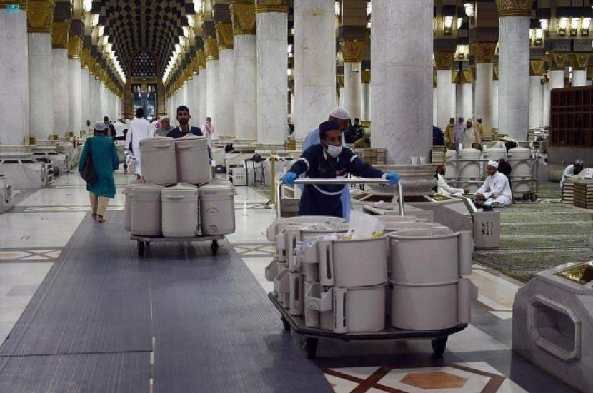 Pekerja menyiapkan termos wadah air zamzam di Masjid Nabawi, Madinah, Arab Saudi, Selasa (11/4/2023). Masjid Nabawi bersiap menghadapi lonjakan jamaah di 10 hari terakhir Ramadhan.