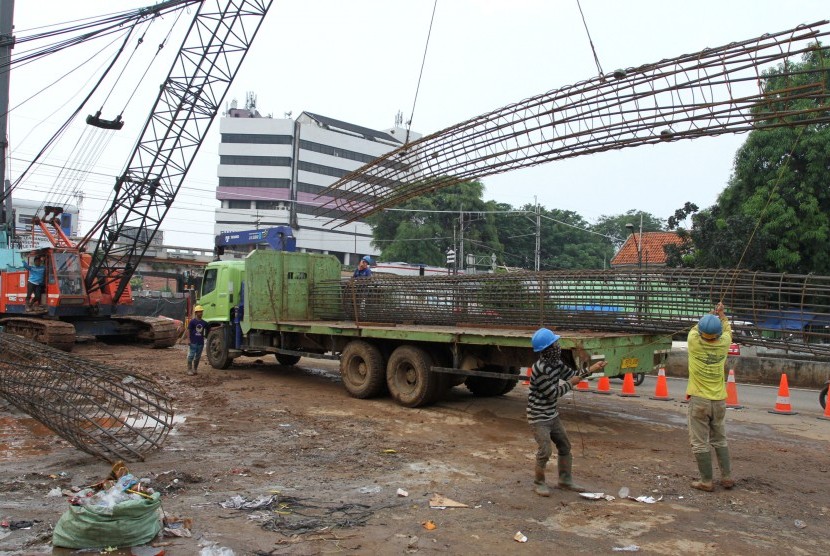 Pekerja menyiapkan tiang pondasi proyek double-double track (DDT) atau rel ganda Paket A Manggarai-Jatinegara, Jakarta, Jumat (21/4).