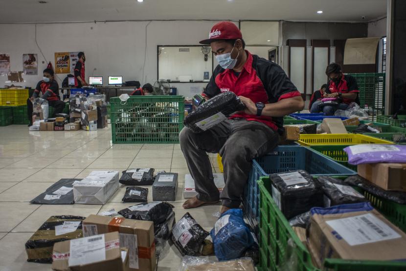 Pekerja menyortir paket untuk dikirim ke alamat tujuan di Sicepat Ekpress, Kemayoran, Jakarta, Kamis (30/12/2021). SiCepat memproyeksikan peningkatan volume pengiriman paket sebesar 20 persen pada masa jelang Idul Fitri dibandingkan dengan masa biasa. 