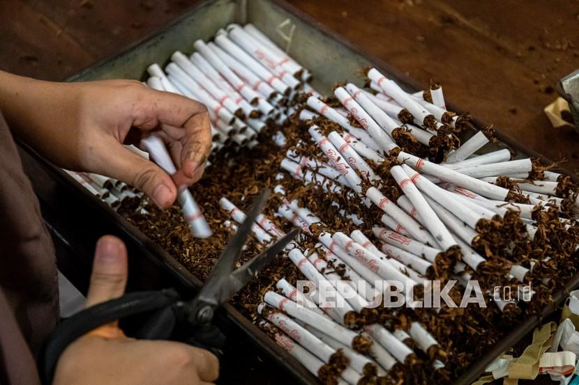 Pekerja menyortir rokok Sigaret Kretek Tangan (SKT) di pabrik rokok (ilustrasi). Gabungan Perserikatan Pabrik Rokok Indonesia (GAPPRI) mengeluhkan kenaikan tarif cukai yang dilakukan oleh pemerintah pusat selama tiga tahun terakhir. 