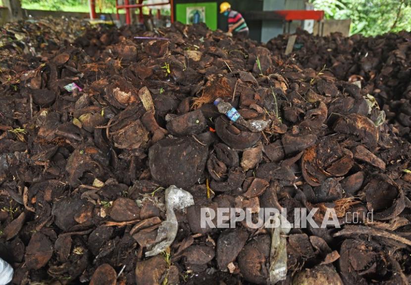 PT Pupuk Kalimantan Timur (Pupuk Kaltim) menggelar pelatihan pembuatan kompos menggunakan Bioaktivator Biodexbagi Kelompok Tani Hutan
