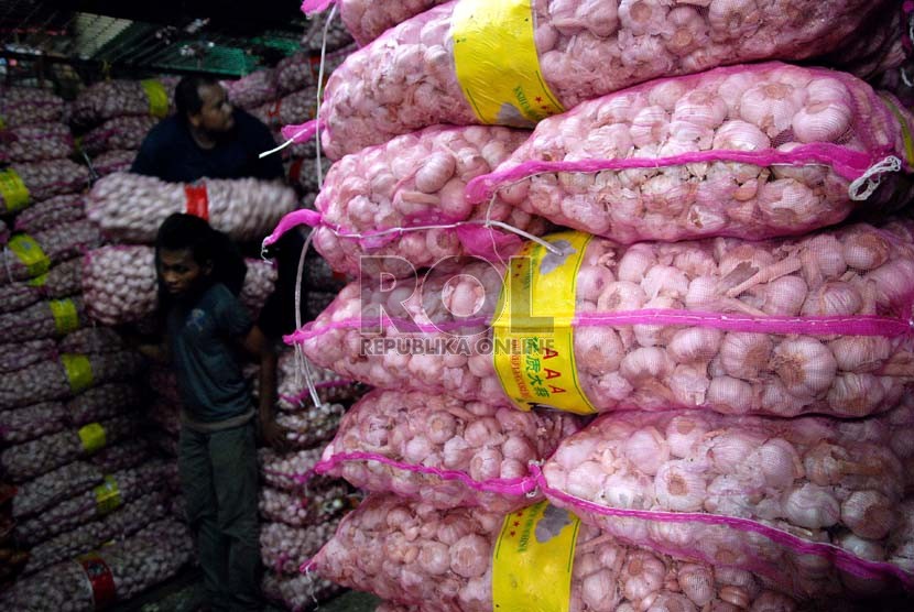  Pekerja menyusun bawang putih impor saat bongkar muat di Pasar Induk Kramat Jati,Jakarta. ilustrasi    (Republika/Prayogi)