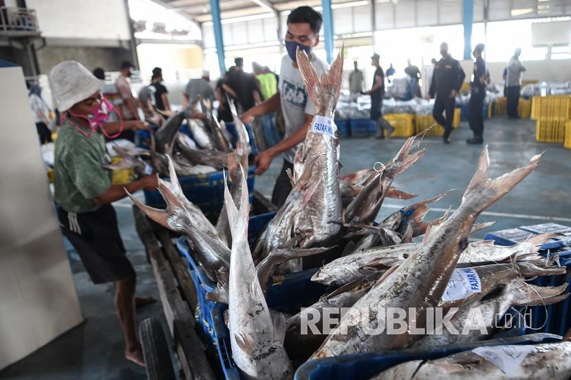 Pekerja menyusun keranjang berisi ikan di Tempat Pelelangan Ikan (TPI) di Muara Angke. (ilustrasi) 