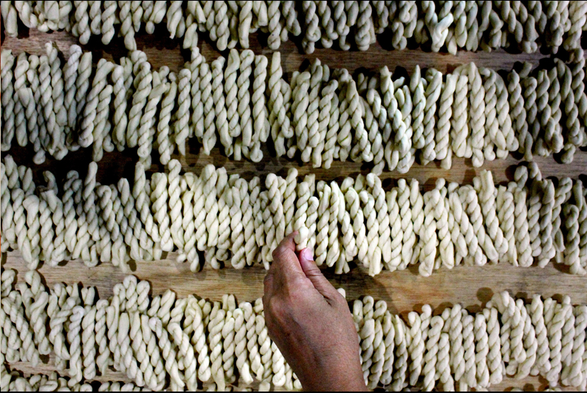 Pekerja menyusun kue Tali-Tali yang siap digoreng di rumah produksi, Kamis, (24/5).