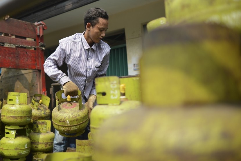 Pekerja menyusun tabung gas elpiji tiga kilogram yang akan disalurkan ke pangkalan-pangkalan penjualan disalah satu agen LPG di Jakarta, Senin (24/6/2019)