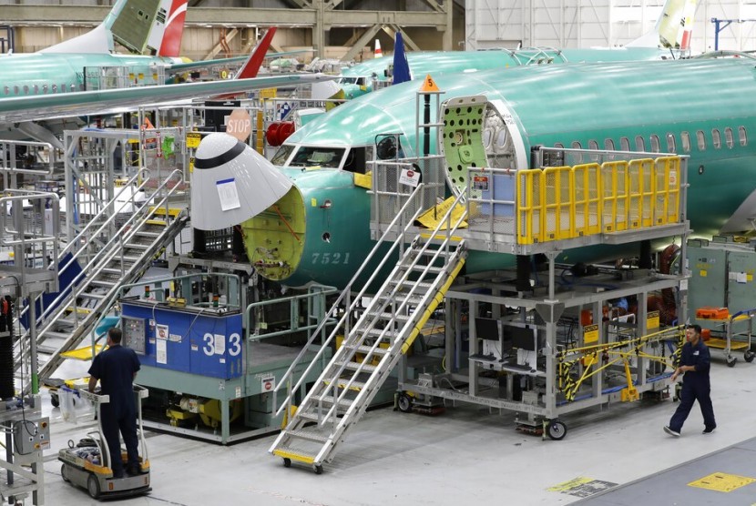 Pekerja merakit Boeing 737 MAX 8 di fasilitas perakitan pesawat di Washington, Amerika Serikat.