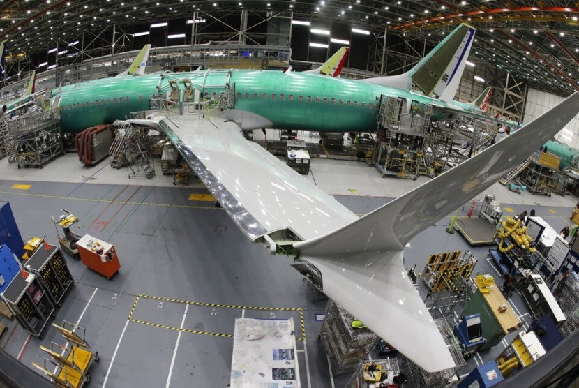 Pekerja merakit Boeing 737 MAX 8 di fasilitas perakitan pesawat di Washington, Amerika Serikat. Federal Aviation Administration (FAA) saat ini sudah mencabut larangan terbang pesawat Boeing 737 Max 8.