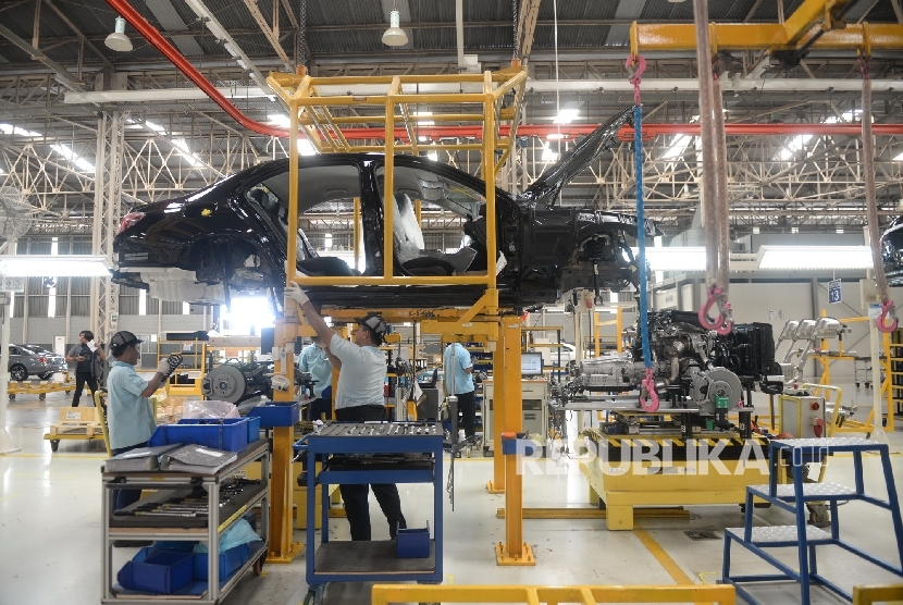 Pekerja merakit mobil Mercedes-Benz The News E-Class di pabrik Mercedes-Benz Indonesia di Wanaherang, Bogor, Jawa Barat (ilustrasi). Gabungan Industri Kendaraan Bermotor Indonesia (Gaikindo) mencatatkan penjualan kendaraan roda empat atau lebih per November 2021 telah lebih dari 790 ribu unit dengan produksi di atas 1 juta unit.