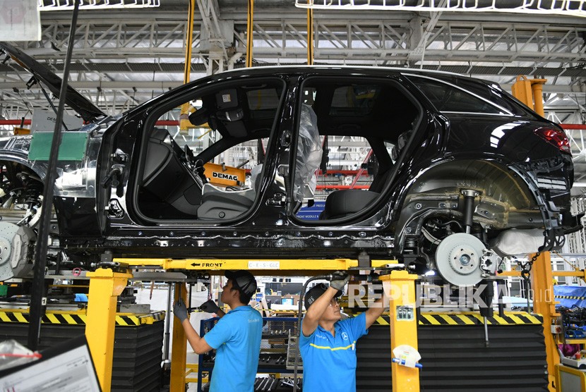 Pekerja merakit mobil New GLC Mercedes-Benz di pabrik Mercedes-Benz Indonesia di Wanaherang, Gunung Putri, Bogor, Jawa Barat, Selasa (10/12).Kemenperin mengimbau kepada pelaku industri otomotif agar dapat memastikan hak-hak pekerjanya bisa terpenuhi. 