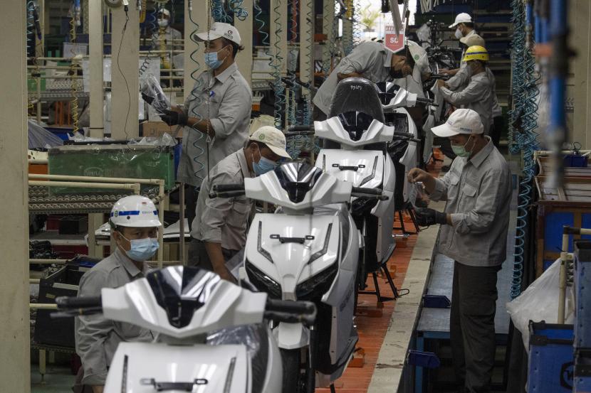 Pekerja merakit sepeda motor listrik Gesits di pabrik PT Wika Industri Manufaktur (WIMA), Cileungsi, Kabupaten Bogor, Jawa Barat, Rabu (27/10/2021). Gesits tengah menjajaki pasar otomotif di Australia dan Filipina.