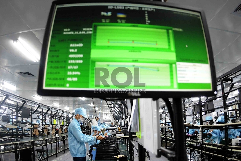  Pekerja merakit Smartphone OPPO di pabrik perakitan OPPO di Tanggerang, Banten, Selasa (25/8). 