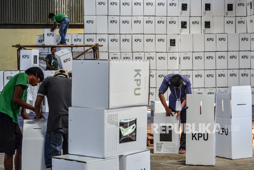 Pekerja merangkai kotak suara kardus di Gudang Logistik KPU Kota Tasikmalaya, Cibeurem, Jawa Barat, Jumat (1/2/2019). 