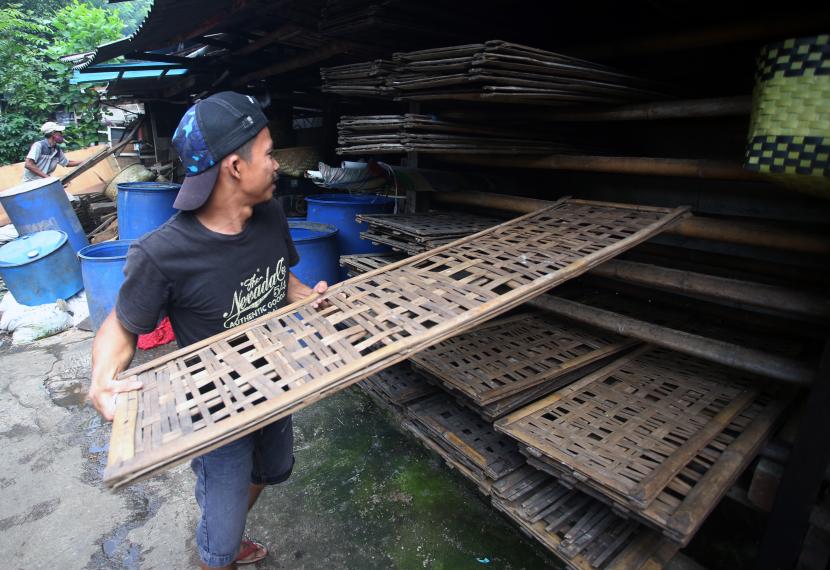 Pekerja merapihkan alat-alat untuk membuat tempe di Pabrik tempe rumahan di Cipulir, Kebayoran Lama, Jakarta Selatan, Senin (21/2/2022). 