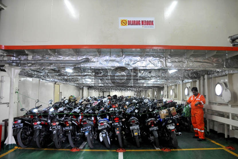   Pekerja merapihkan motor pemudik dalam KM Dobonsolo yang akan diberangkatkan ke Semarang dari Pelabuhan Tanjung Priok, Jakarta, pada mudik Lebaran tahun lalu.  (Republika/Prayogi)