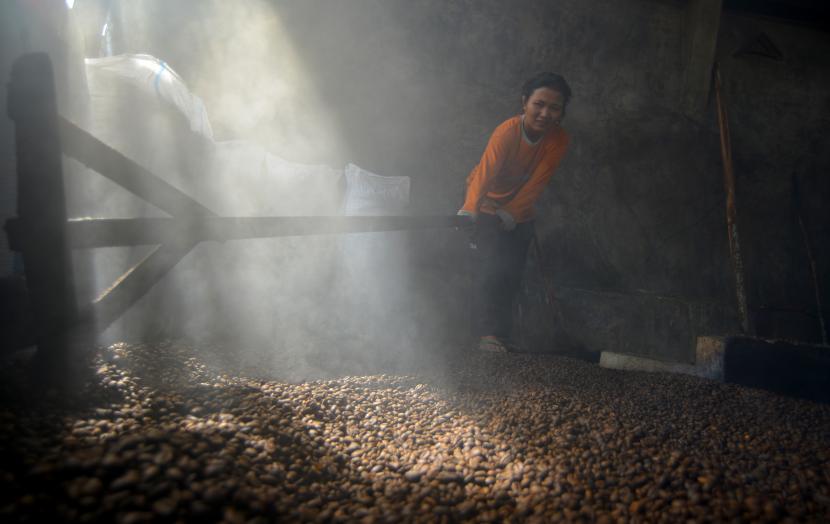 Pekerja merapikan biji kopi sesudah dipanggang di tempat pengolahan biji kopi tradisional. Kopi Rejang Lebong adalah komoditas unggulan yang telah memenangkan kontes kopi. Ilustrasi.