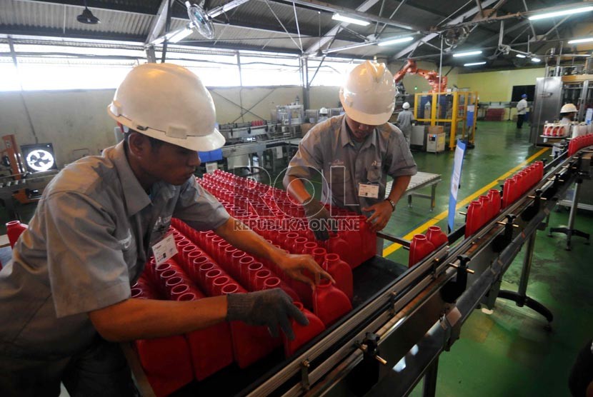   Pekerja merapikan botol pelumas sebelum pengisian minyak pelumas di pabrik pengemasan Pertamina di Kawasan Tanjung Priok, Jakarta Utara, Kamis (8/11).   (Republika/Wihdan Hidayat)