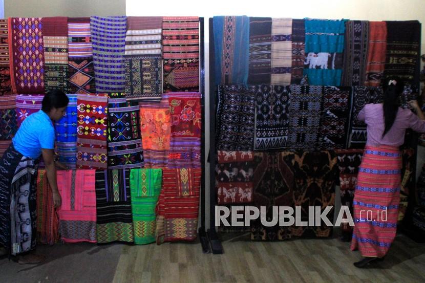 Pekerja merapikan kain tenun ikat dengan berbagai motif asal NTT (ilustrasi). Pemerintah Kabupaten Manggarai Barat mendorong produk ekonomi kreatif lokal dapat masuk ke hotel-hotel yang ada di Kota Labuan Bajo, Manggarai Barat, Nusa Tenggara Timur.