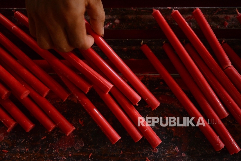 Pekerja merapikan lilin yang telah diproduksi untuk perayaan Imlek di Teluk Naga, Tangerang, Banten, Kamis (28/1).