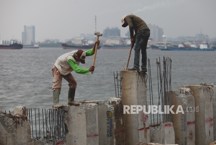 Pekerja merapikan Sheet pile pembangunan Dam (dinding penahan ombak) di Kawasan Pasar Ikan Muara Baru, Jakarta Utara, Kamis (11/8). (Republika/Rakhmawaty La'lang)