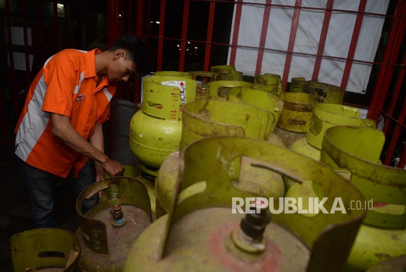  Pekerja merapikan tabung gas 3 kilogram di salah satu stasiun pengisian bahan bakar di Jakarta, Rabu (12/10).