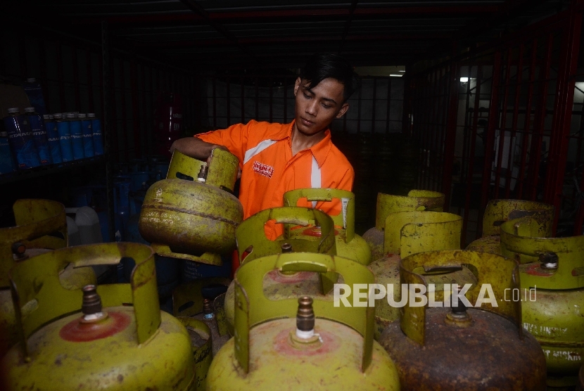 [ilustrasi] Pekerja merapikan tabung gas 3 kilogram di salah satu stasiun pengisian bahan bakar di Jakarta, Rabu (12/10). 