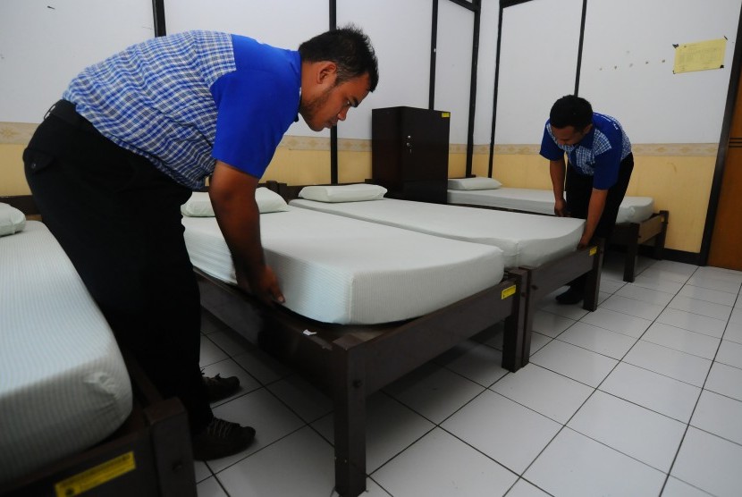 Pekerja merapikan tempat tidur kamar asrama jemaah calon haji di Asrama Haji Donohudan, Ngemplak, Boyolali, Jawa Tengah, Kamis (12/7). 