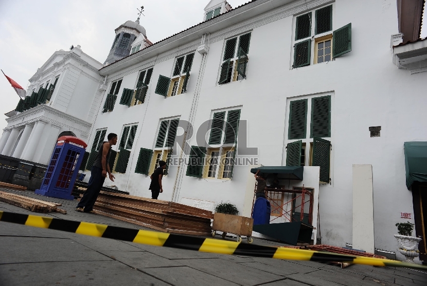  Pekerja merenovasi salah satu gedung tua di Kawasan Kota Tua, Jakarta Barat, Rabu (1/4). ( Republika/Raisan Al Farisi)