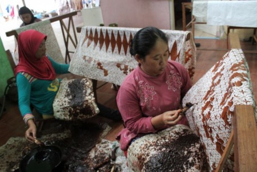 Pekerja mewarnai batik khas Betawi di Tarumajaya, Bekasi, Jawa Barat, Jumat (2/10). 