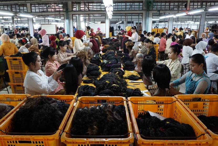 Pekerja pabrik rambut palsu mengenakan pakaian kebaya, dalam rangka memperingati hari kartini di Purbalingga, Jateng, Kamis (21/4). 