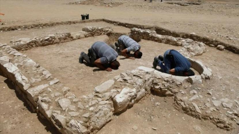 Pekerja Palestina shoiat di masjid berusia 1.200 tahun yang berlokasi di gurun Negev, wilayah yang diduduki Israel.