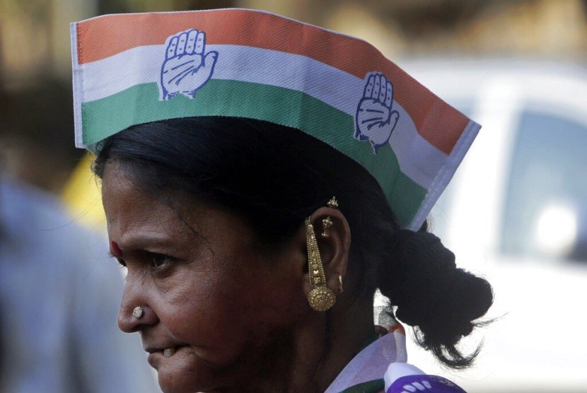 Pekerja Partai Indian National Congress mengenakan topi dengan simbol partai saat pemilu di Mumbai, India. Partai oposisi India Congress pada Rabu (19/10/2022), menyatakan pemimpin veteran Mallikarjun Kharge sebagai pemimpin barunya. Dia menjadi orang pertama dari luar keluarga Nehru-Gandhi yang memegang kursi kepresidenan partai dalam 24 tahun.