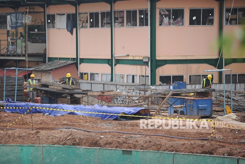 Pekerja. Pekerja rumah susun sewa tingkat tinggi pasar rumput sedang mengerjakan proyek rumah susun sewa tingkat tinggi pasar rumput di Jakarta Selatan (28/09)