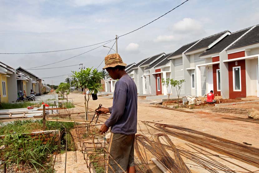 Pekerja pembangunan unit rumah di salah satu perumahan di Bekasi, Jawa Barat, Rabu (7/5).
