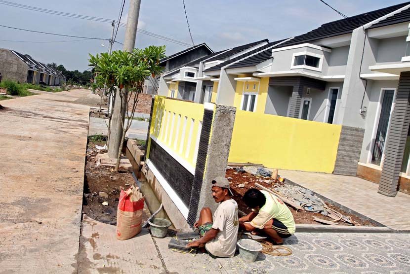 Pekerja pembangunan unit rumah di salah satu perumahan di Bekasi, Jawa Barat, Rabu (7/5).