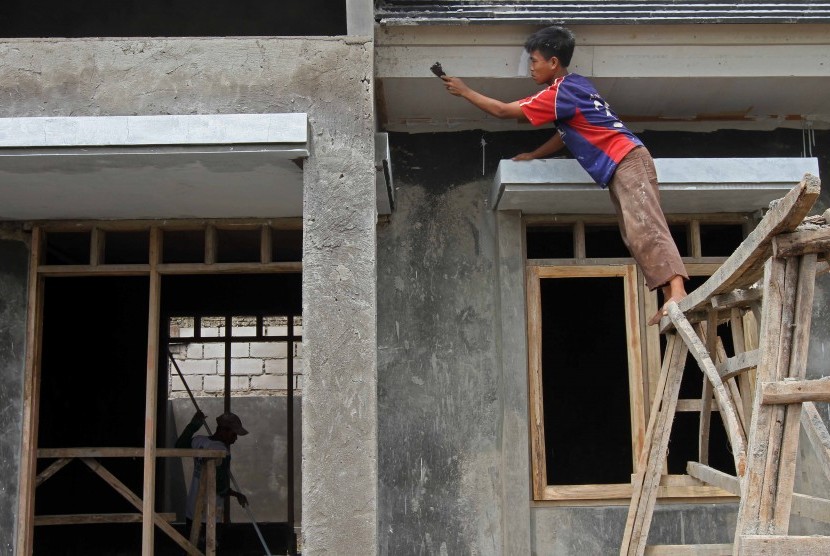 Pekerja pembangunan unit rumah di salah satu perumahan di Bekasi, Jawa Barat, Ahad (6/7). 