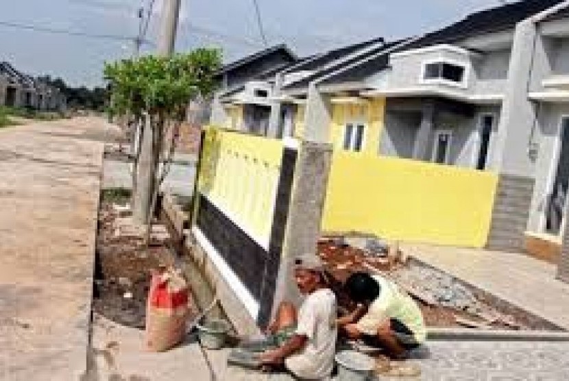Pekerja pembangunan unit rumah di salah satu perumahan di Bekasi, Jawa Barat, beberapa waktu lalu.