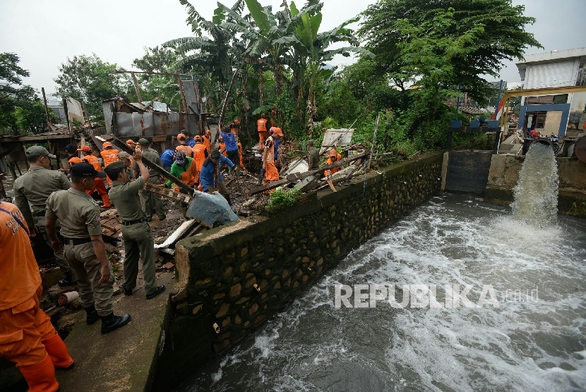 Pekerja Penanganan Sarana dan Prasarana Umum (PPSU) melakukan penertiban pemukiman tahap pertama sebagai upaya normalisasi di bantaran kali Krukut ,Keluraham Petogogan,Jakarta, Rabu (12/10).