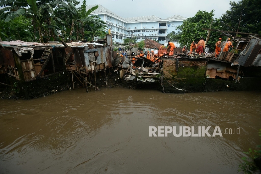 Pekerja Penanganan Sarana dan Prasarana Umum (PPSU) melakukan penertiban pemukiman tahap pertama sebagai upaya normalisasi di bantaran kali Krukut ,Keluraham Petogogan,Jakarta, Rabu (12/10).