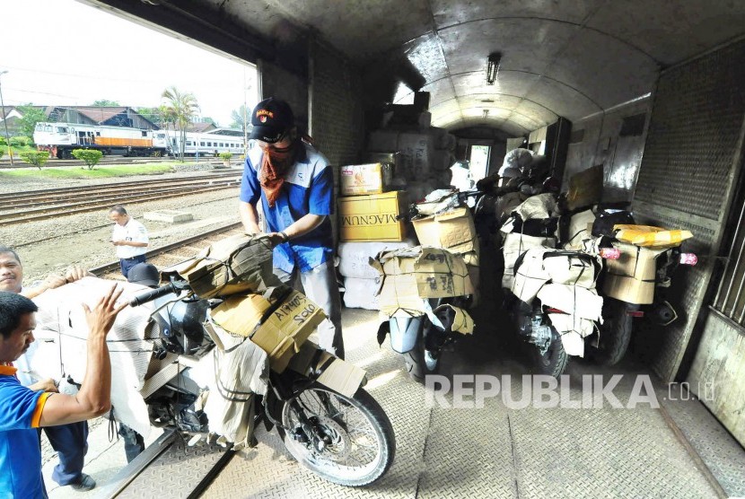 Pekerja pengiriman barang melakukan pengiriman paket motor melalui kereta api, di Stasiun Selatan, Kota Bandung, Senin(27/6). (Foto: Mamu Muhyidin)